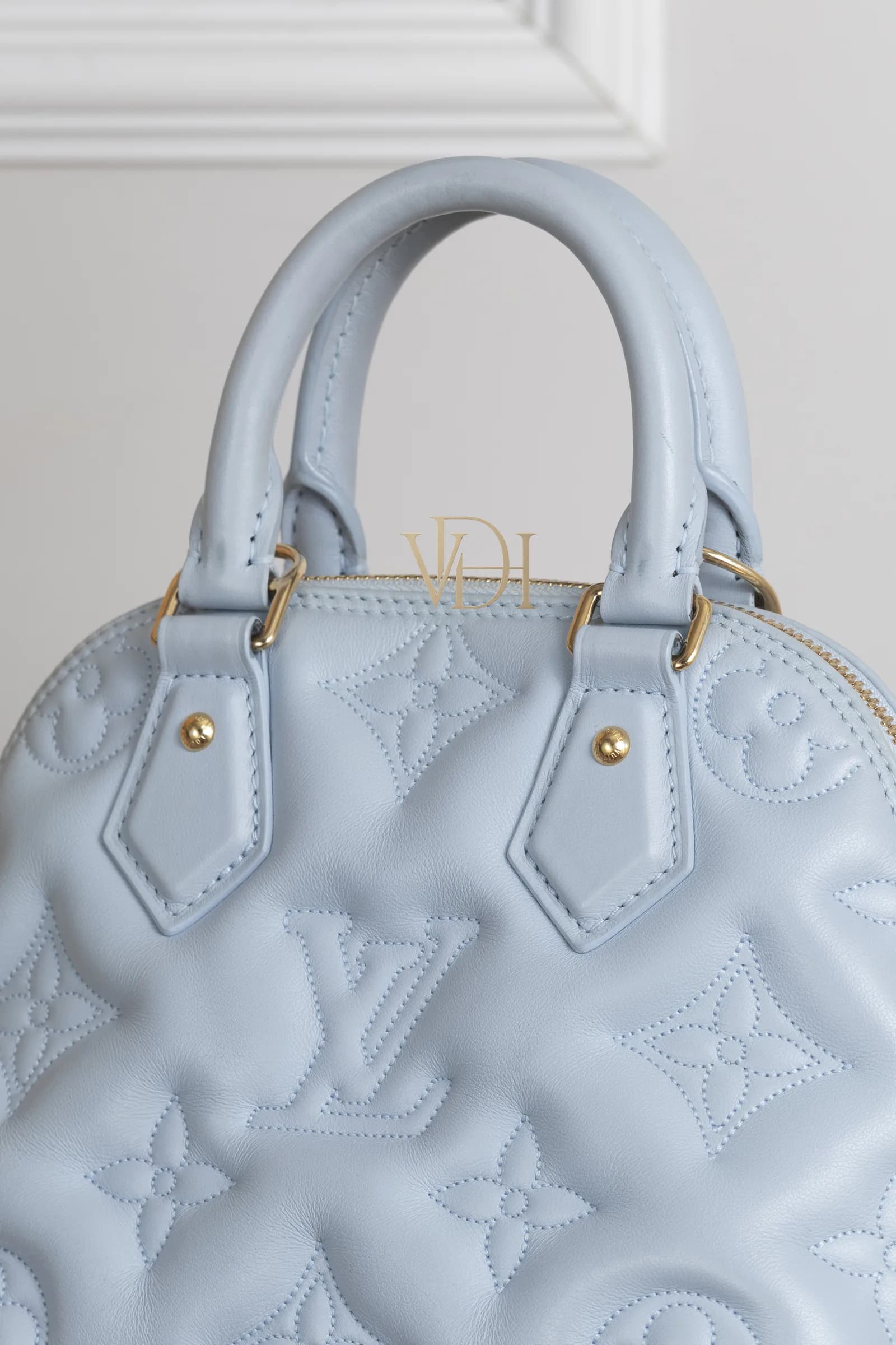 Pelle Louis Vuitton Alma BB Cloud azzurra con monogram in rilievo sotto luce radente